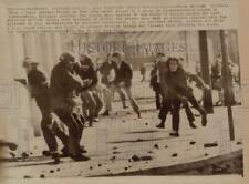 1971 Press Photo Rioters Attack British Troops in Londonderry, Northern Ireland picture