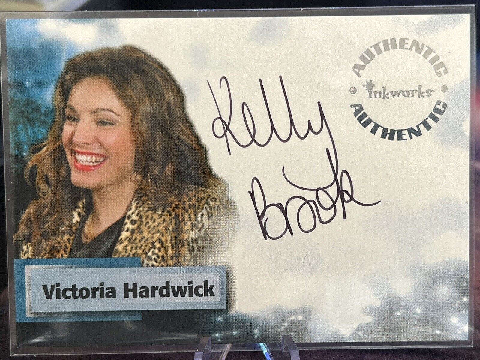 Kelly Brook as Victoria Hardwick Autograph A4 from Smallville, Inkworks