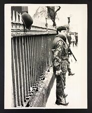 1980s Northern Ireland Soldier Gun Guards Street IRA Army Vintage Press Photo picture
