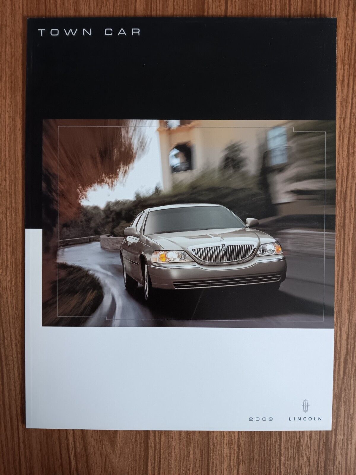 2009 Lincoln Town Car Dealership Advertising Brochure