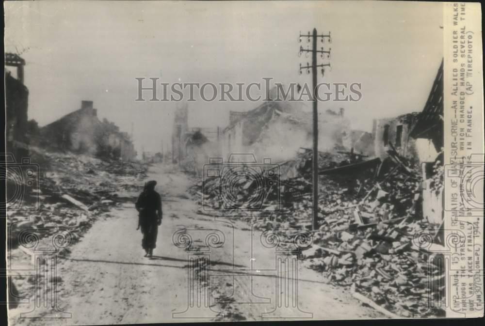 1944 Press Photo Allied soldier walks in war torn May-Sur-Orne, France, WWII