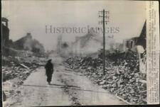 1944 Press Photo Allied soldier walks in war torn May-Sur-Orne, France, WWII picture