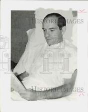 1968 Press Photo Milton Wachstein, heart transplant patient, reading in hospital picture