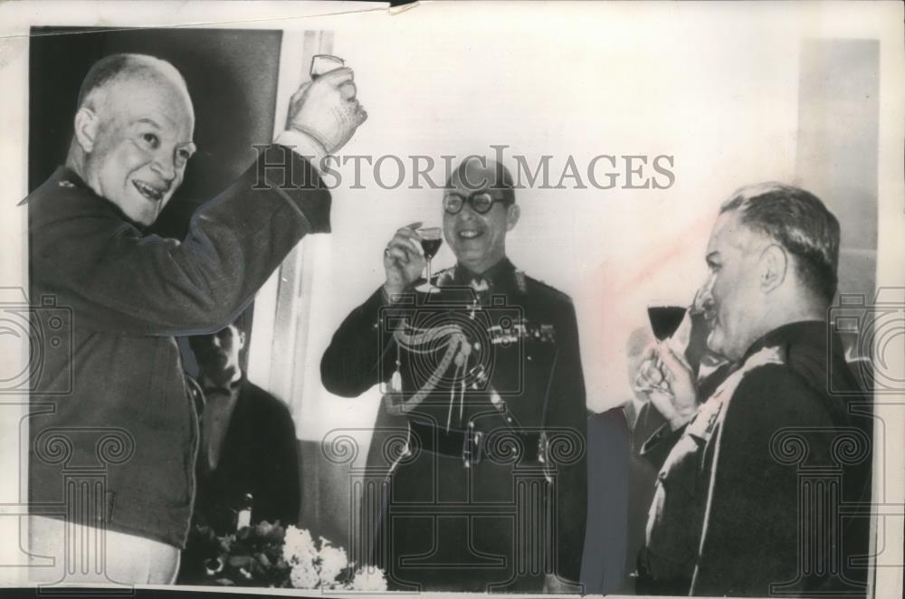 1952 Press Photo Dwight Eisenhower Toasts with King Paul in Athens - mjb01378