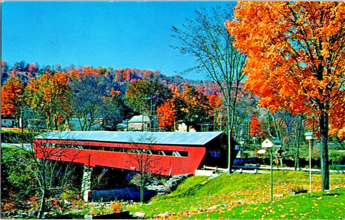 Fall view covered bridge Taftsville Vermont postcard a22
