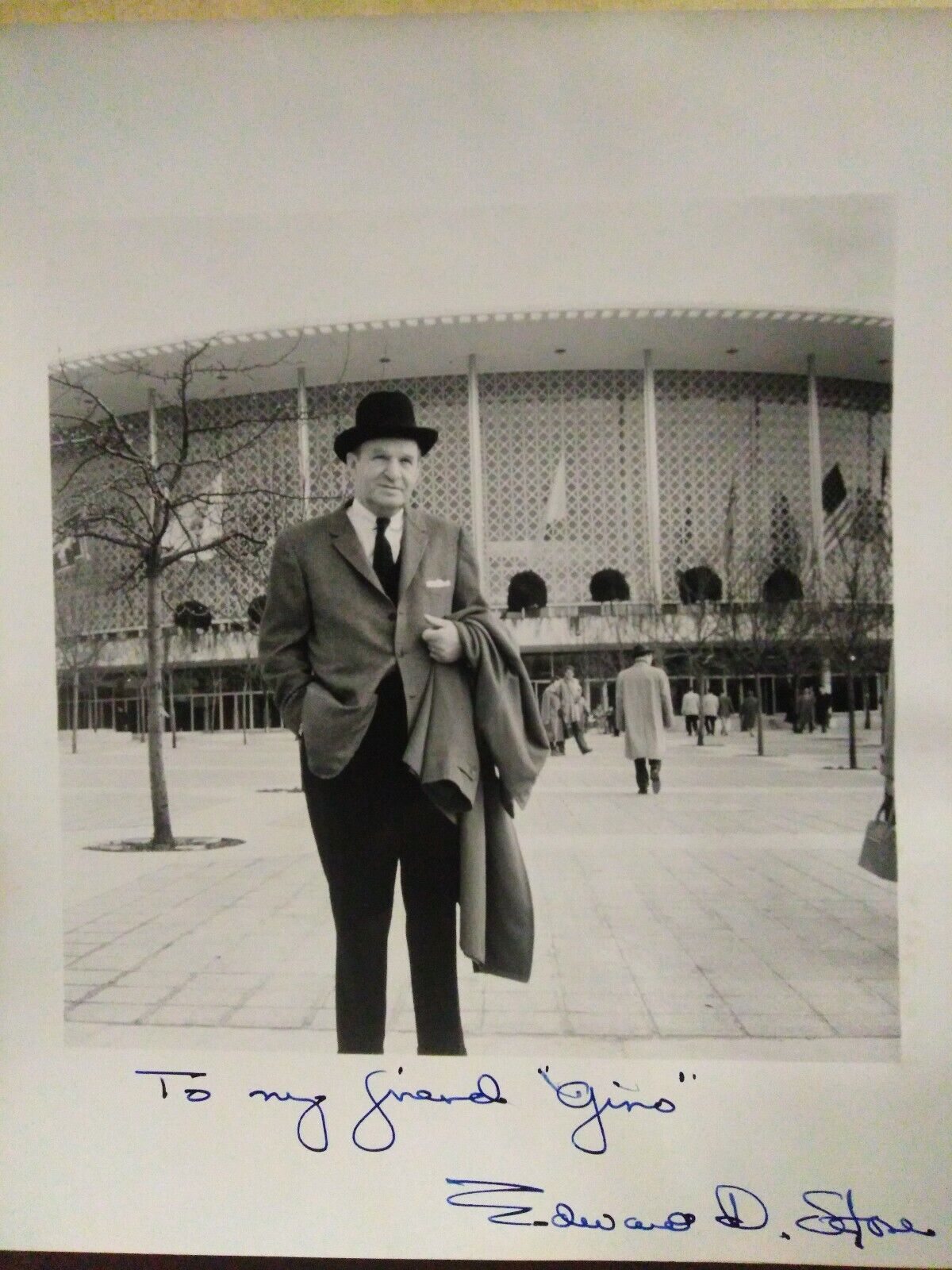 Autographs architect Edward Durell Stone signed photo