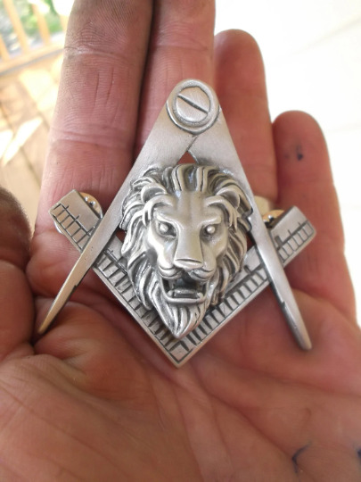 10 lions grip pins, 10 w/s hiram abiff pins, 10 \