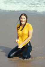 Margot Kidder Wet T-Shirt On Beach 24x36 Poster(60x91cm) picture