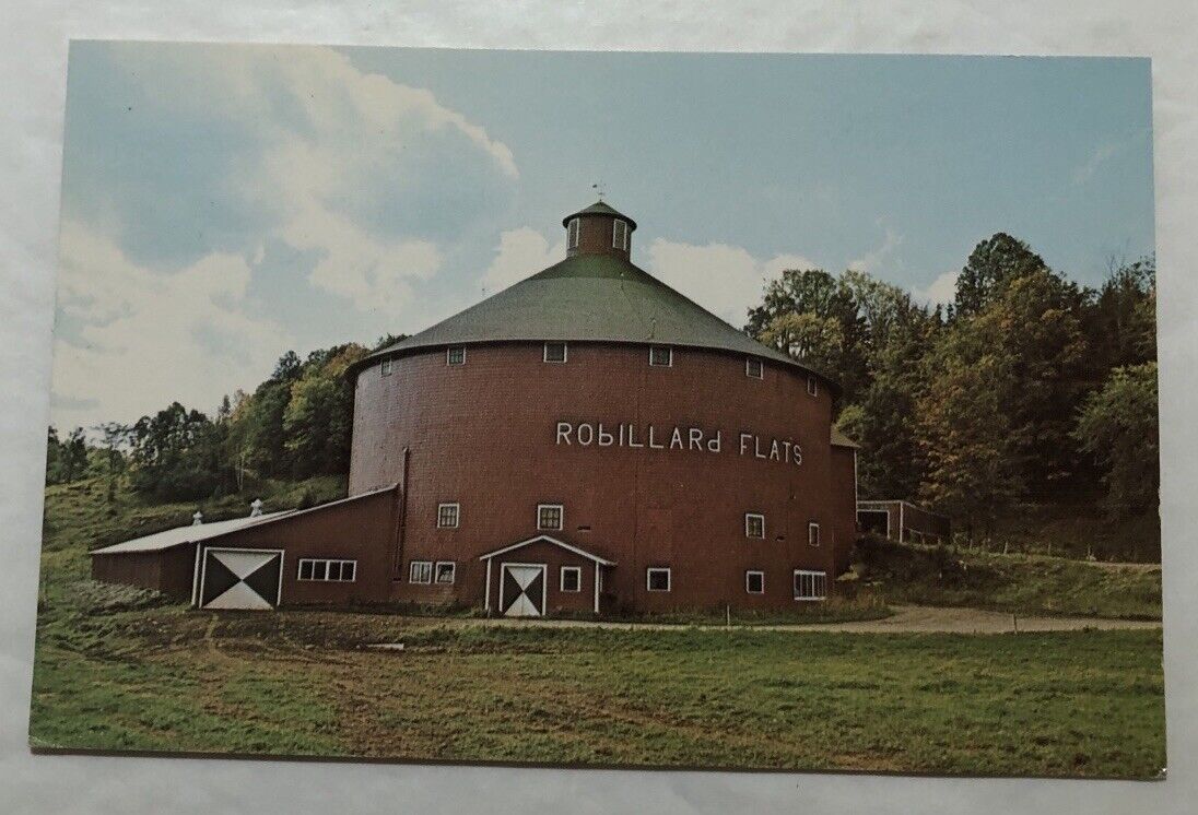 Round Barn Irasburg, Vermont. Postcard (T1)