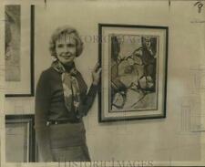 1971 Press Photo Felice Lowe displays Nellie Buel's woodcut at Lowe Gallery. picture
