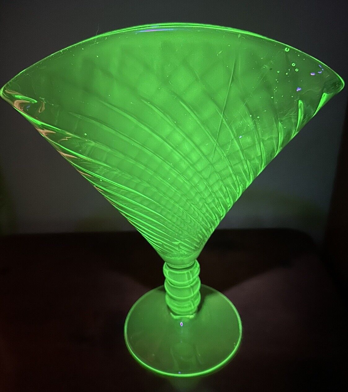 Cambridge Green Depression Uranium Vaseline Glass Spiral Optic Fan Vase #411