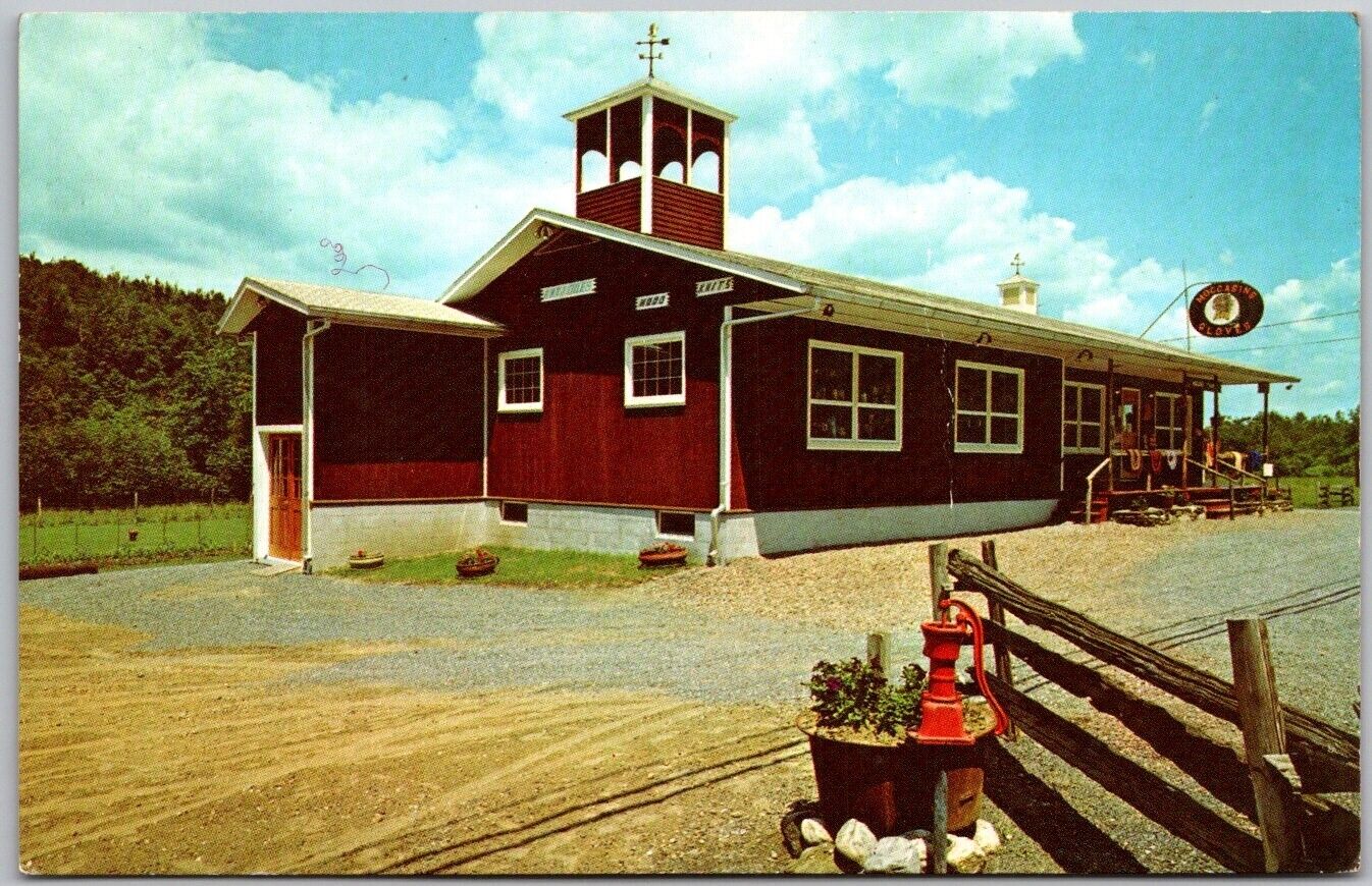 POSTCARD THE MOUSE TRAP Rt. 100 Stowe Rd. Waterbury, Vermont A19