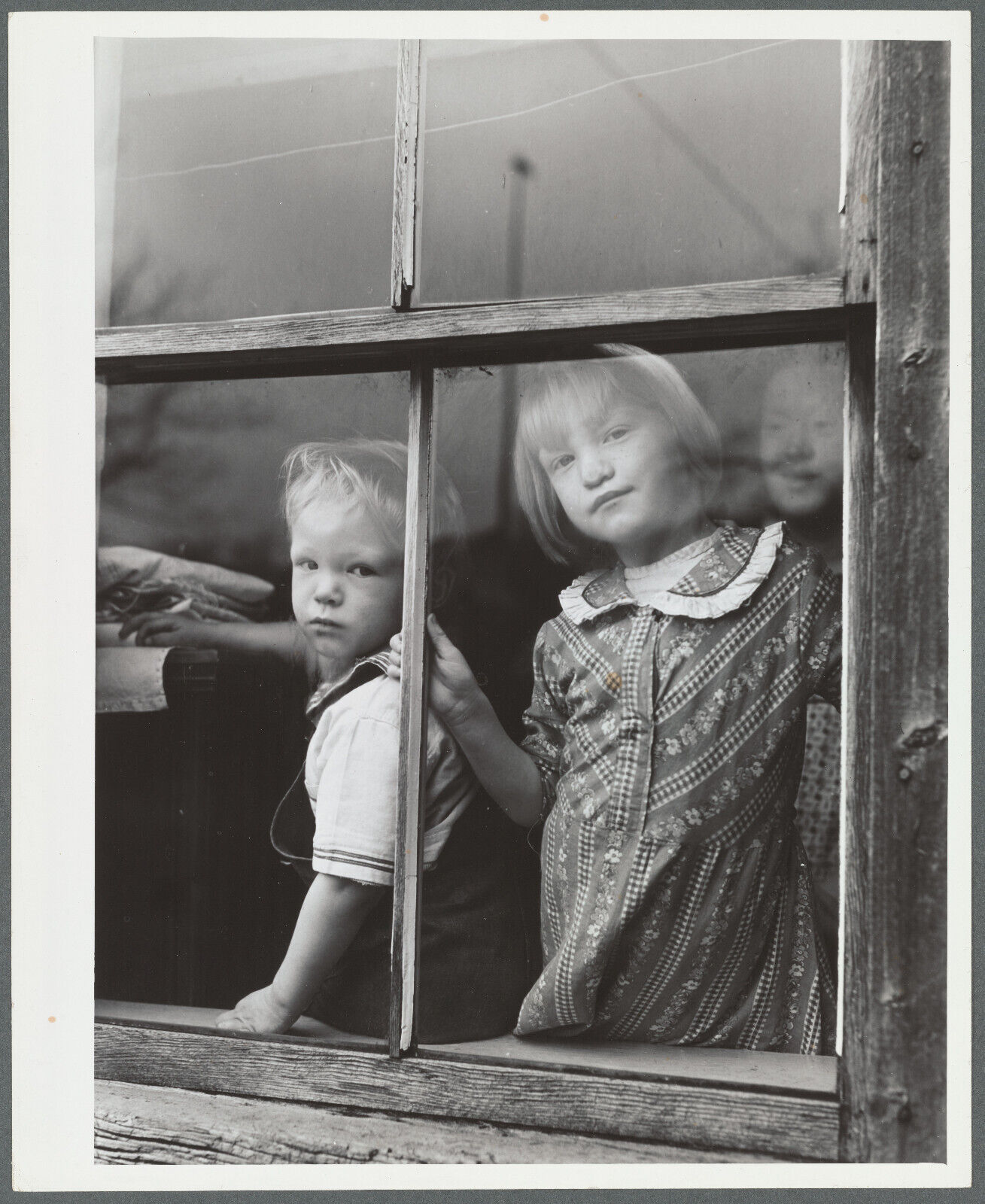 Photo 1940\'s Lloyd and Gloria Kinney through window, Eden Mills Vermont 58444996