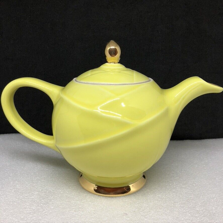 HALL MODERNE TEAPOT, 0219 yellow with gold 6 cup, craze proof, Made in Ohio USA