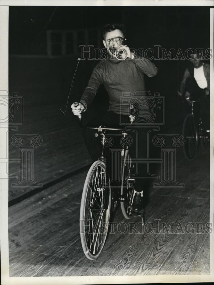 1935 Press Photo Franco Giorgetti drinks spinach water during Bike Race