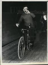 1935 Press Photo Franco Giorgetti drinks spinach water during Bike Race picture