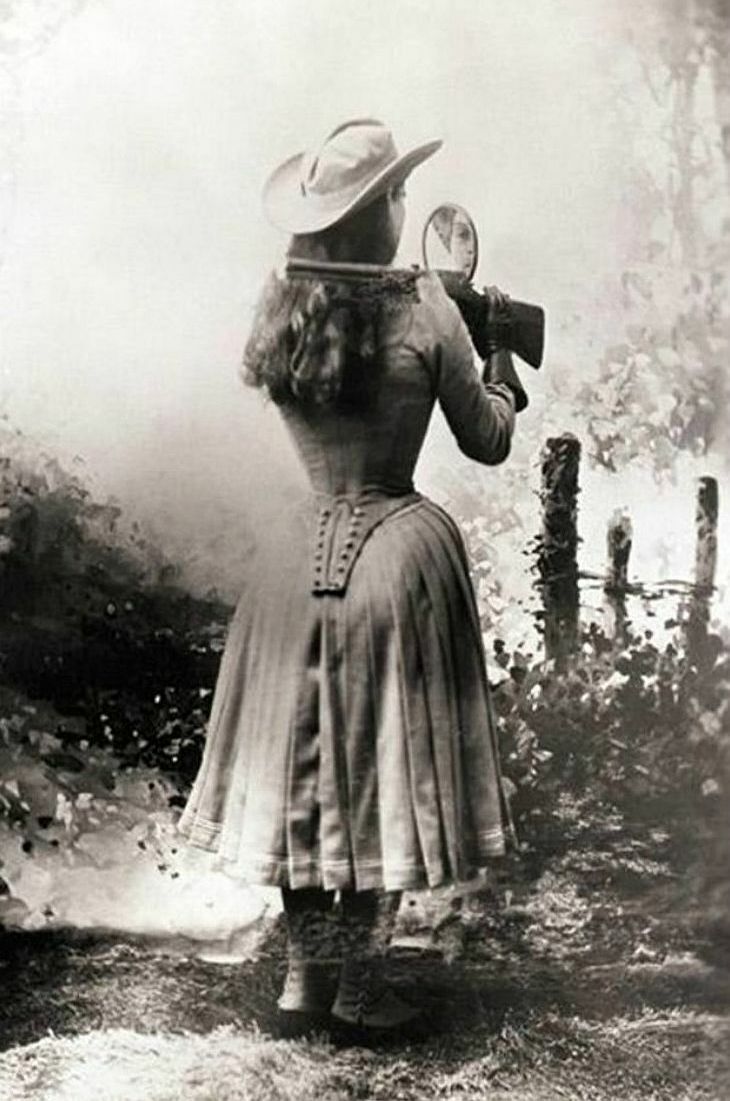 Amazing Annie Oakley Mirror Shot PHOTO Buffalo Bill Wild West Show Sharpshooter