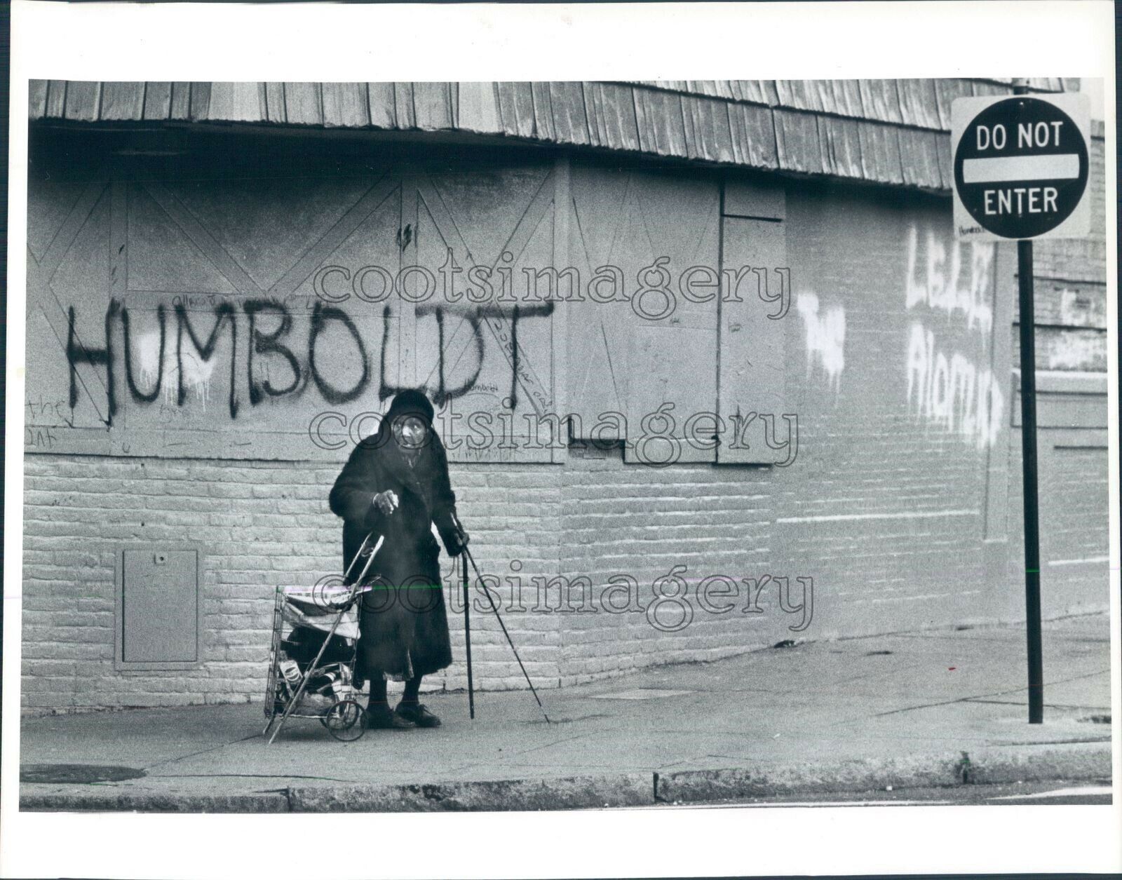 1989 Press Photo Elderly African American Homeless Woman With Cart Roxbury MA