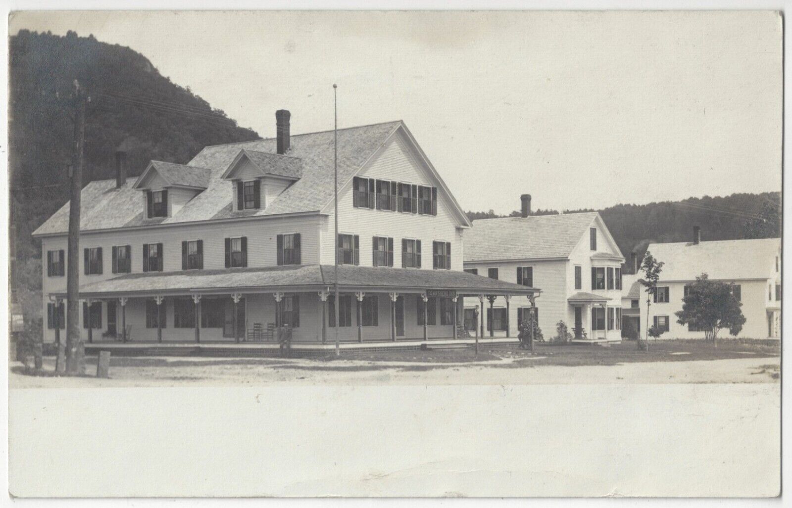 1907 Townshend, Vermont - REAL PHOTO Hotel & Street Scene - Vintage Postcard