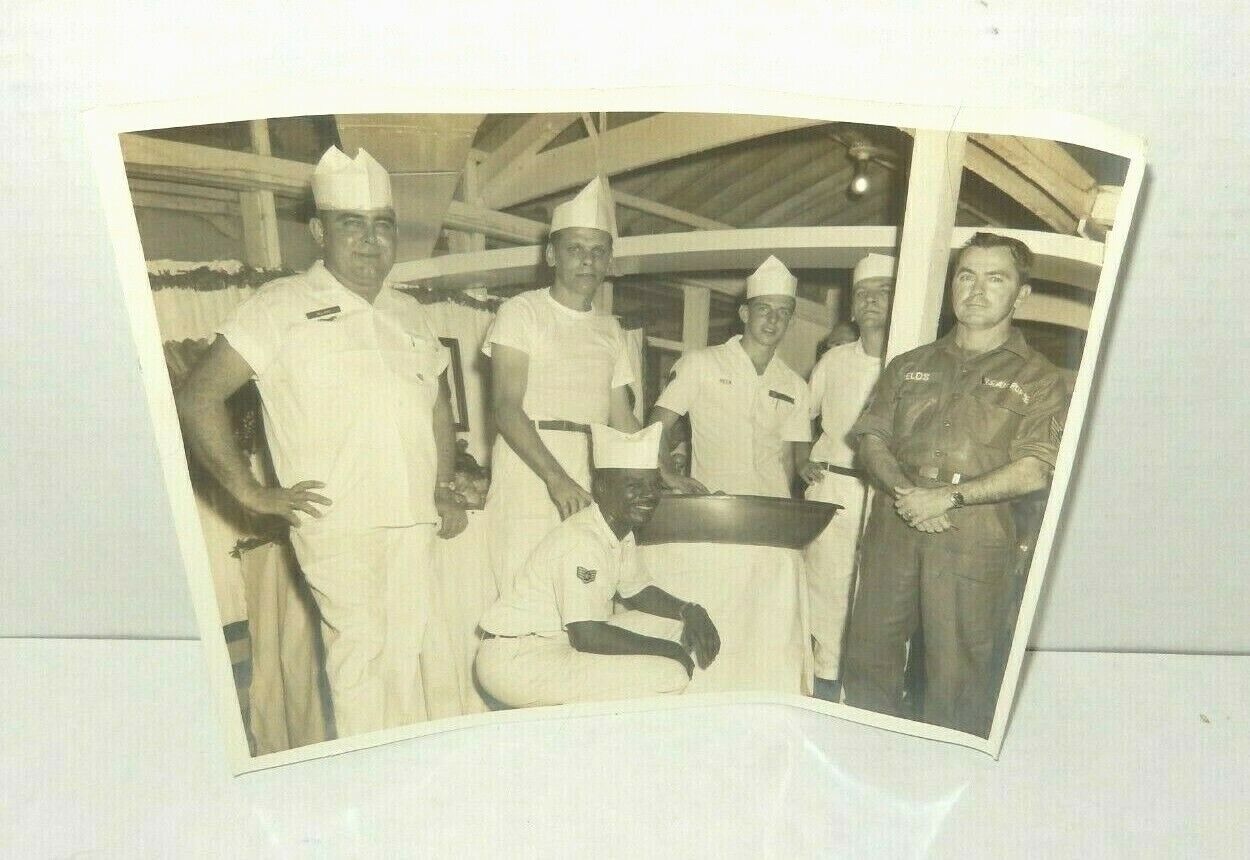 Vintage US Air Force USAF B&W Photo Mess Hall Kitchen Soldiers 8 x 10