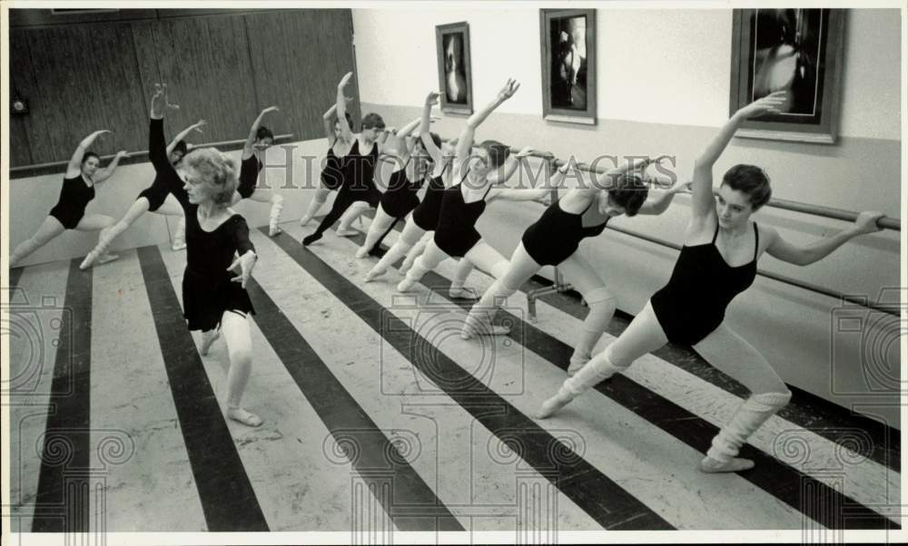 1983 Press Photo Eleanor Peters Leads Burke Community Ballet Class, NC