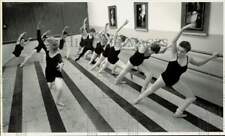 1983 Press Photo Eleanor Peters Leads Burke Community Ballet Class, NC picture