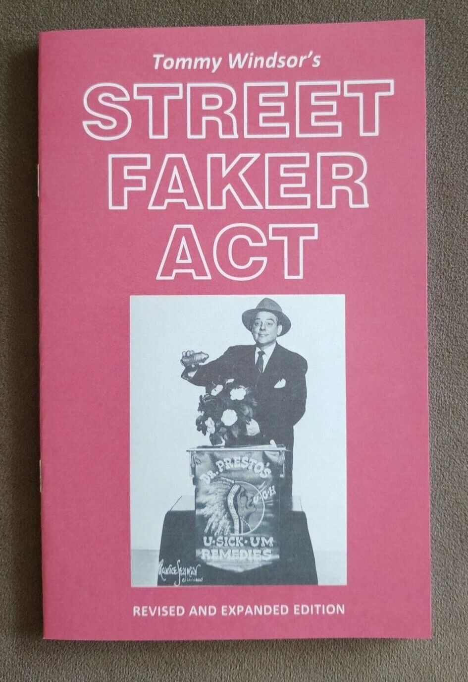 Tommy Windsor\'s Street Faker Act (A great comedy pitch act for magicians) 
