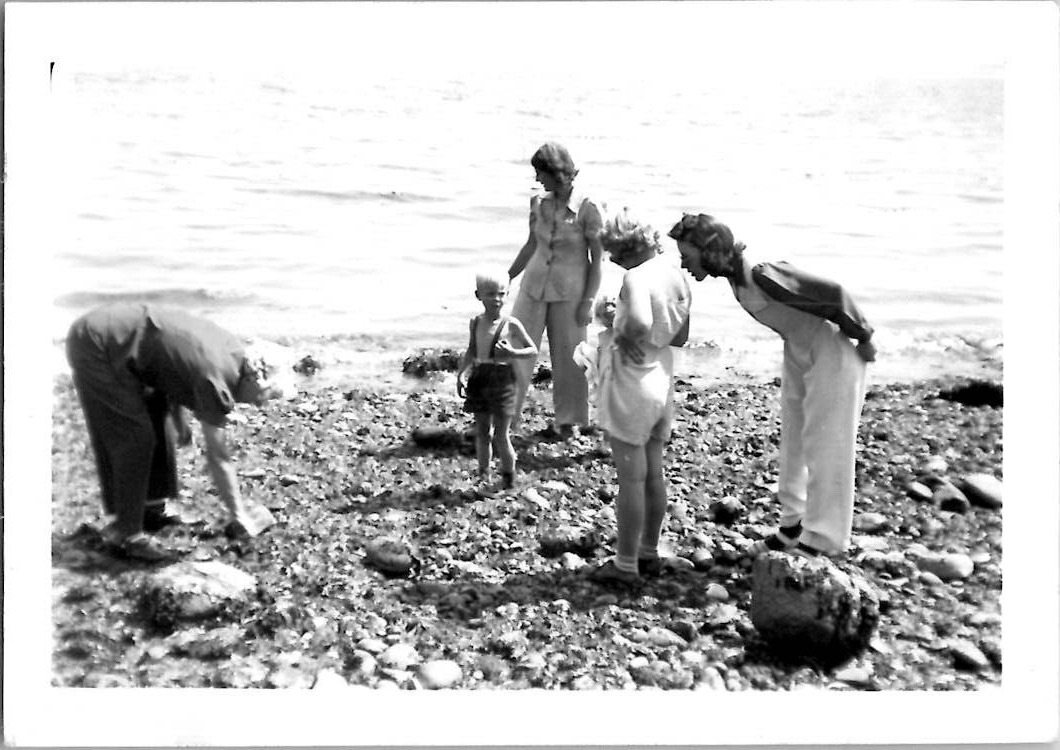 Manchester Washington Mystery Big Butt Woman Family at Beach 1940s Vintage Photo