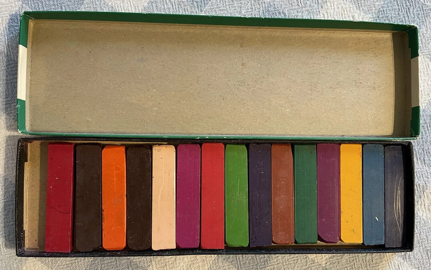Vintage Milton Bradley Tru-Tone Broad Line Certified School Crayons #9127 Box