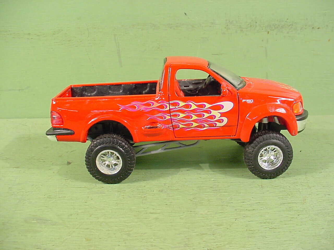 Maisto 1997 Ford F Series Red Pickup Truck W/Flames & Suspension 1/26 Scale 