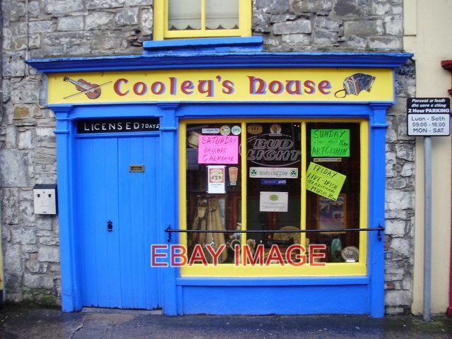 PHOTO  COOLEY\'S HOUSE  ENNISTYMON TRADITIONAL IRISH PUB ON THE MAIN STREET IN EN