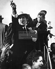 LYNDON JOHNSON SHOUTS AT PILOTS SO KENNEDY CAN SPEAK 1960  - 8X10 PHOTO (RT893) picture