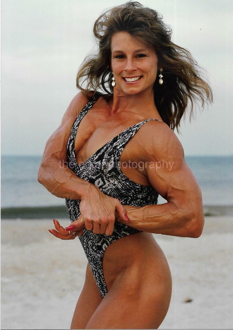 FOUND BODYBUILDER PHOTO Color GINA MARIE HALL Bikini Muscle Woman 112 19 M