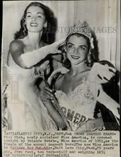 1951 Press Photo Yolande Betzbe Crowns Colleen Kay Hutchins Miss America picture
