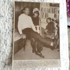 1968 Gale Sayers Press Photo Football NFL Cast Right Leg Surgery Knee Injury picture