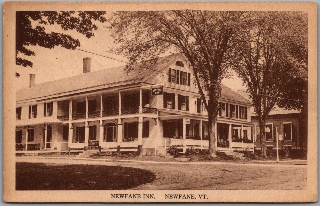 Newfane, Vermont Postcard NEWFANE INN - Hotel Building / Street View - Unused