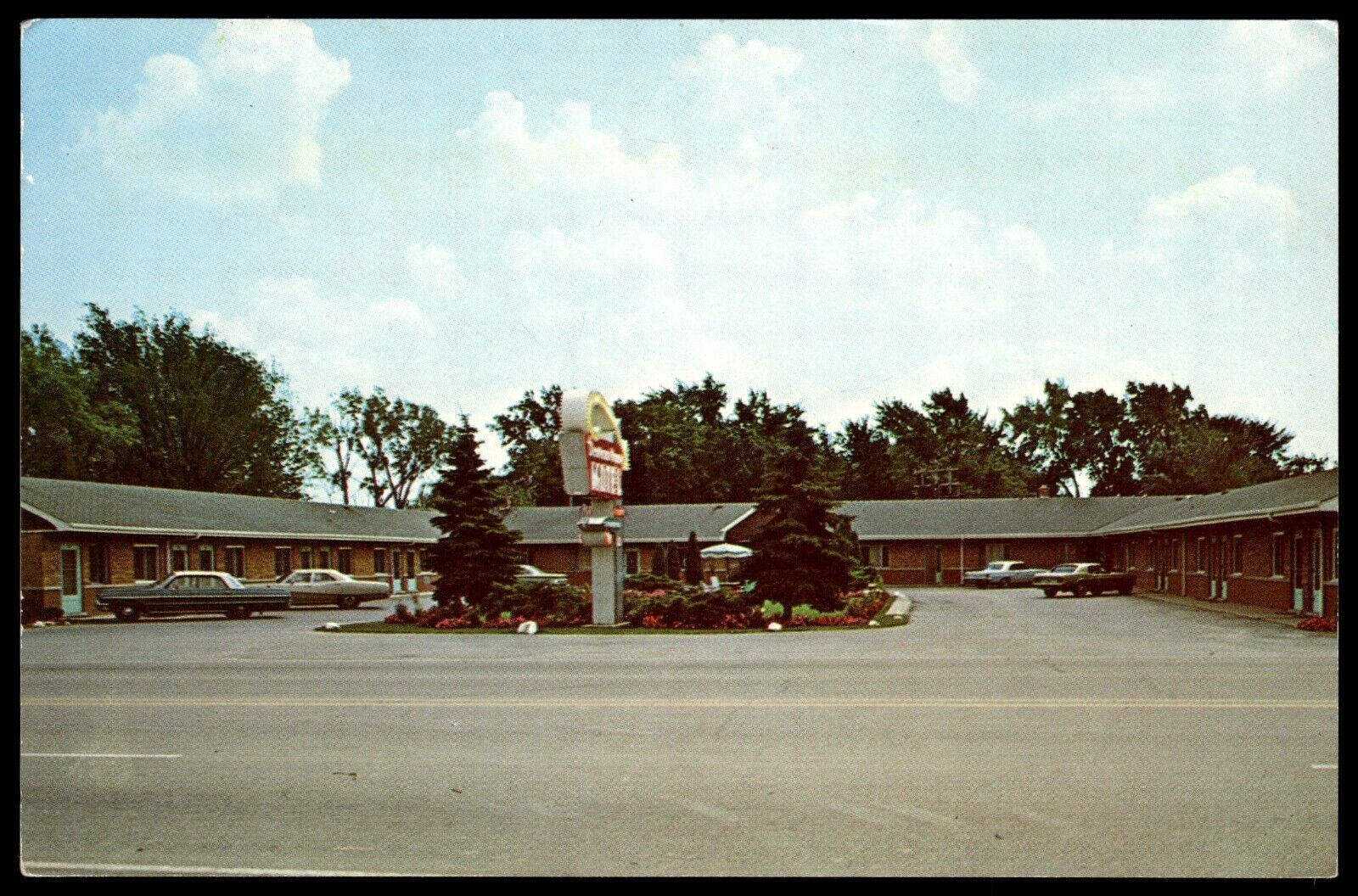 Postcard Downers Grove Motel on Highway 34 old cars Illinois
