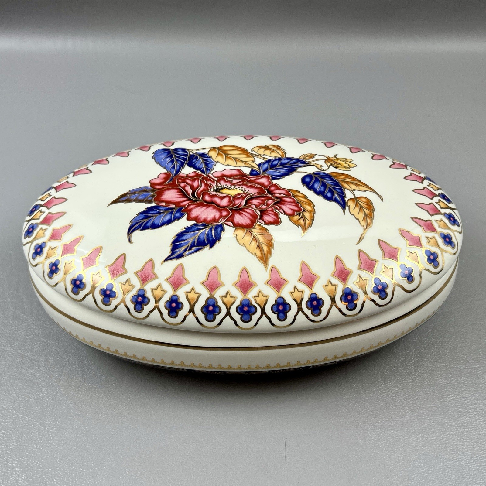 Ethan Allen 7.5” Flowers Floral Gold Gilded Oval Lidded Trinket Box Red Blue 379 Ethan Allen 7.5” Flowers Floral Gold Gilded Oval Lidded Trinket Box Red Blue 379