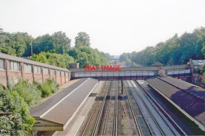 PHOTO  WEYBRIDGE RAILWAY STATION SURREY 2005 VIEW SW TOWARDS WOKING ON THE EX-LS