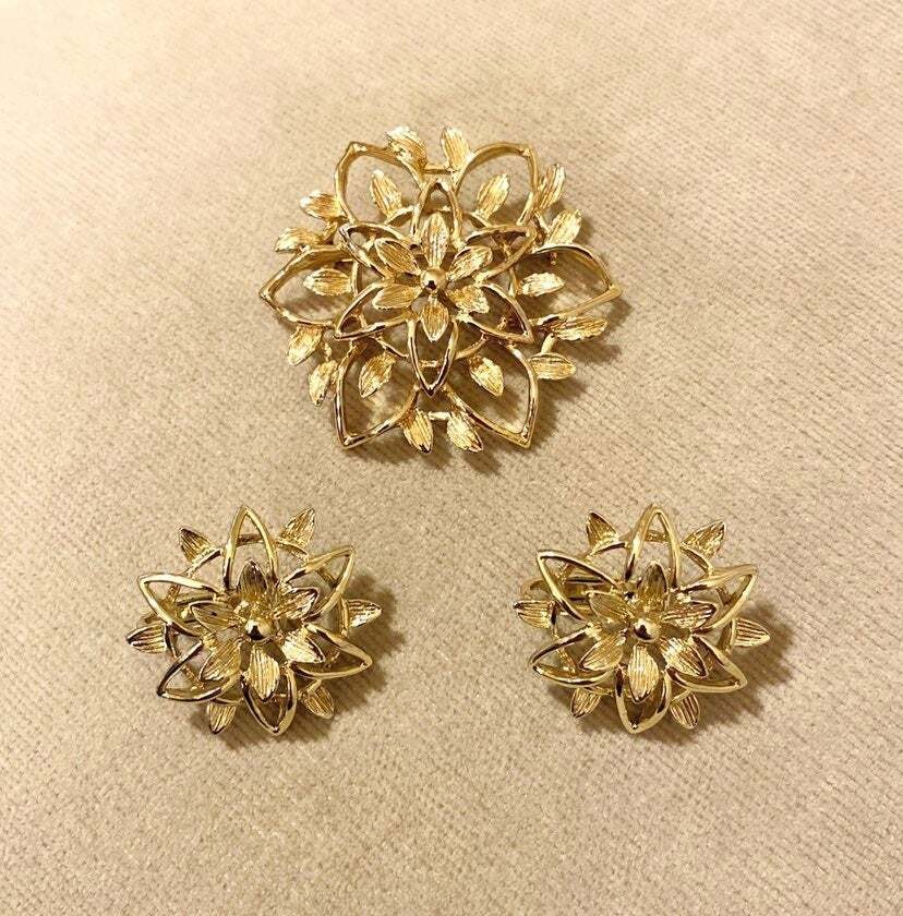 Sarah Coventry Goldtone Peta-Lure Brooch and Earring Set Sarah Coventry Goldtone Peta-Lure Brooch and Earring Set