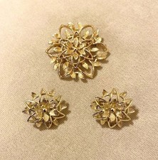 Sarah Coventry Goldtone Peta-Lure Brooch and Earring Set picture