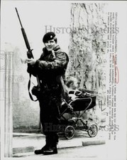 1971 Press Photo Armed British soldier and youngster in carriage in Londonderry. picture