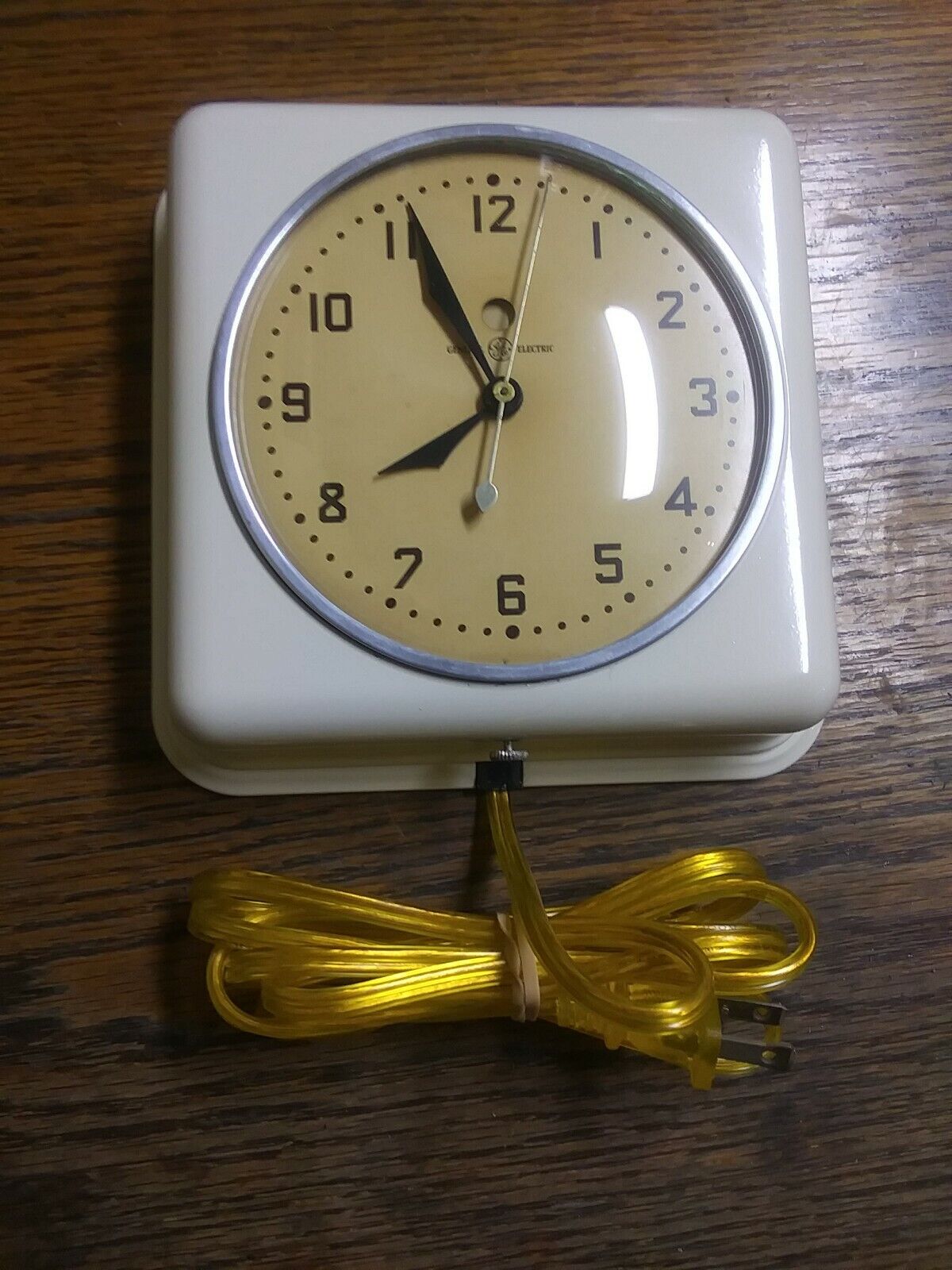 VINTAGE GENERAL ELECTRIC ELECTRIC WALL CLOCK MODEL 2H08