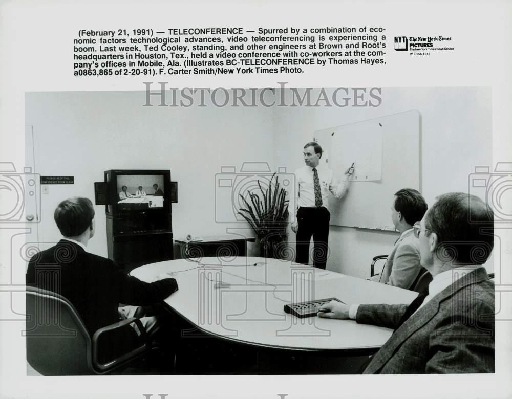 1991 Press Photo Ted Cooley and Brown and Root Engineers at Houston Headquarters