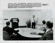 1991 Press Photo Ted Cooley and Brown and Root Engineers at Houston Headquarters picture