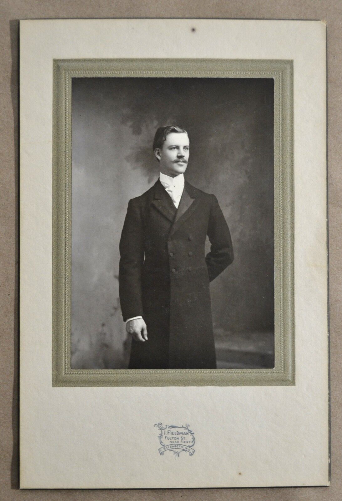 Antique Photo Gentleman, Man in Suit, Victorian / Edwardian Cabinet Card