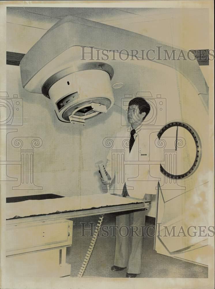 1977 Press Photo Shiu-Cheong Au, Chief Radiation, Cooley Dickinson Hospital
