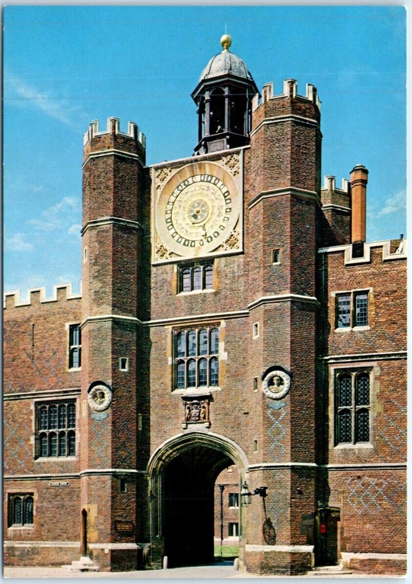 Postcard - Anne Boleyn\'s Gateway and the Astronomical Clock - England