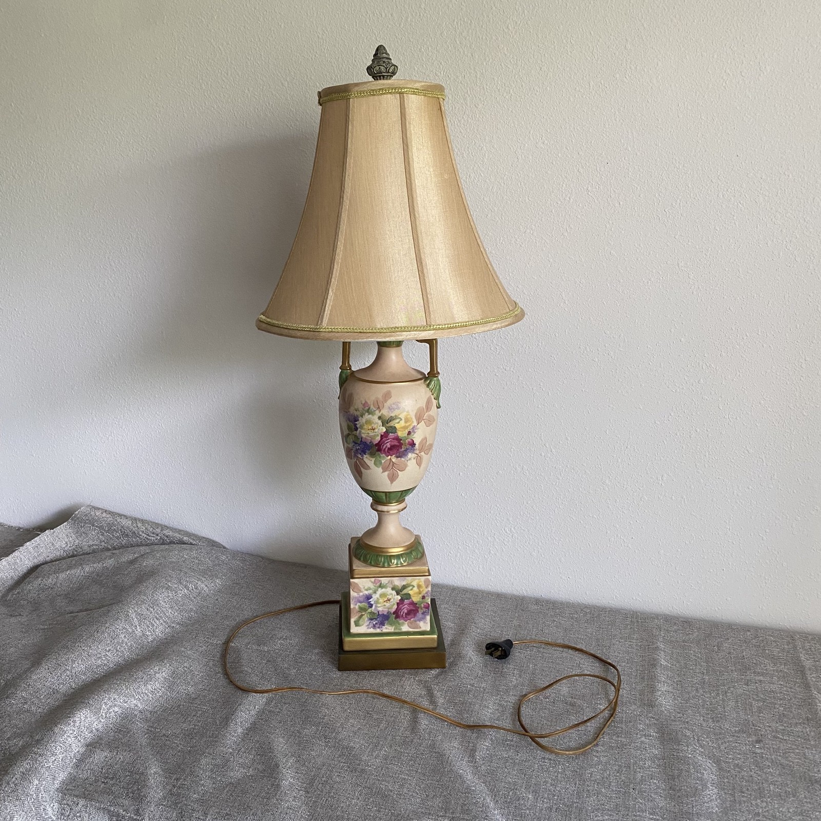 Vintage Worral Poercelain Vintage Lamp Anique Flower Design Trophy Shape Vintage Worral Poercelain Vintage Lamp Anique Flower Design Trophy Shape