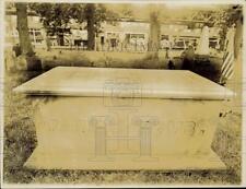 1930 Press Photo Grave of Reverend John Eliot, Roxbury, Massachusetts picture